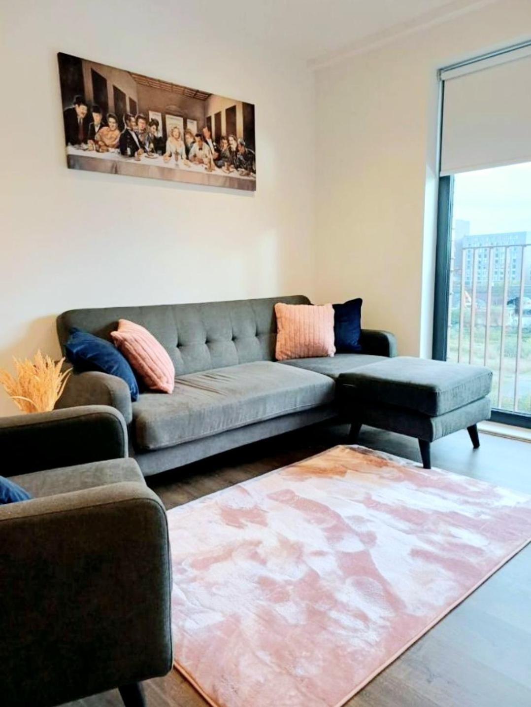 Balcony, Waterfront, En-suite, Roof Terrace, Yogo Exercise Studio, City Views Salford Apartment