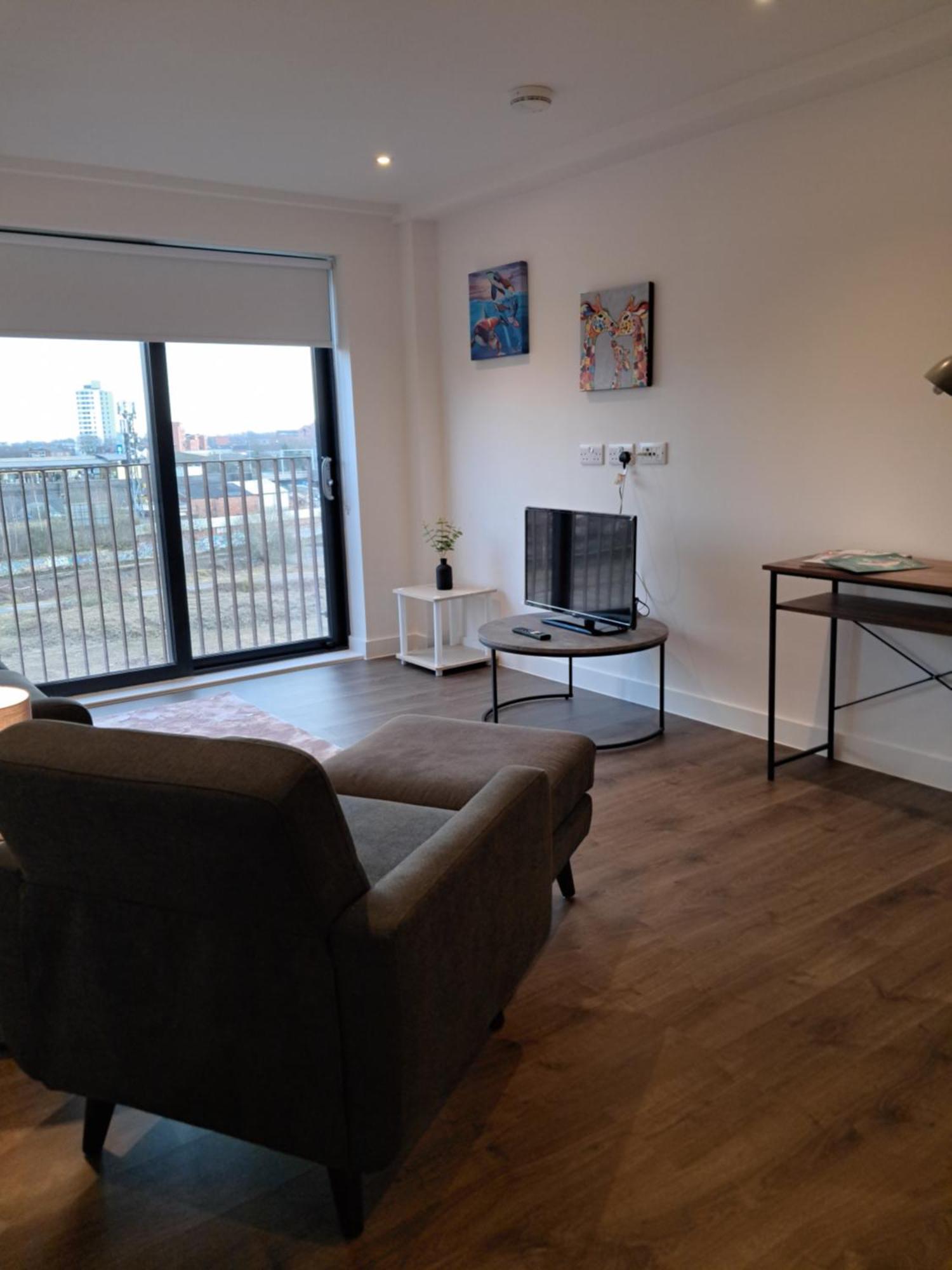 Apartment Balcony, Waterfront, En-suite, Roof Terrace, Yogo Exercise Studio, City Views Salford *