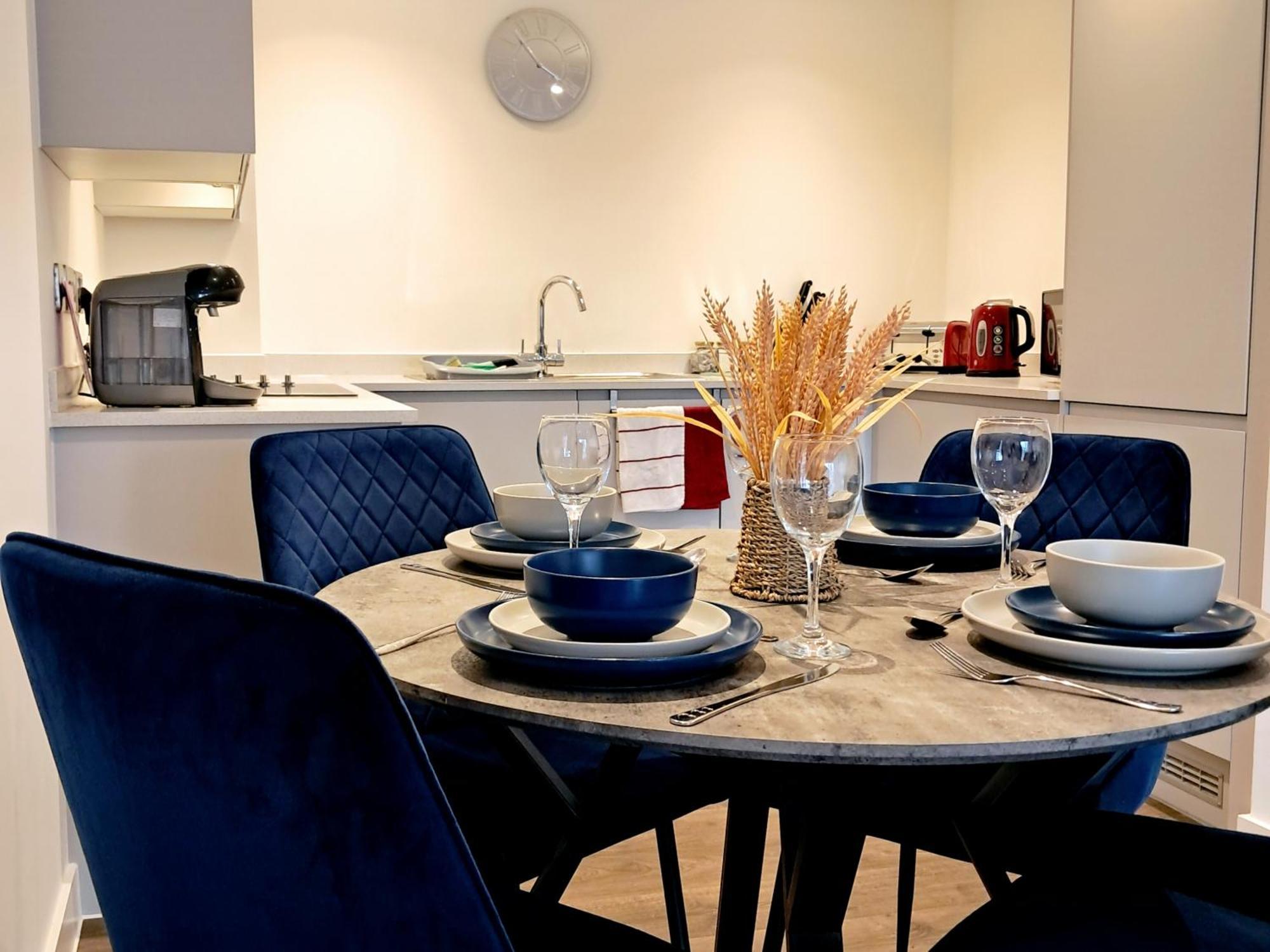 Balcony, Waterfront, En-suite, Roof Terrace, Yogo Exercise Studio, City Views Salford * Manchester