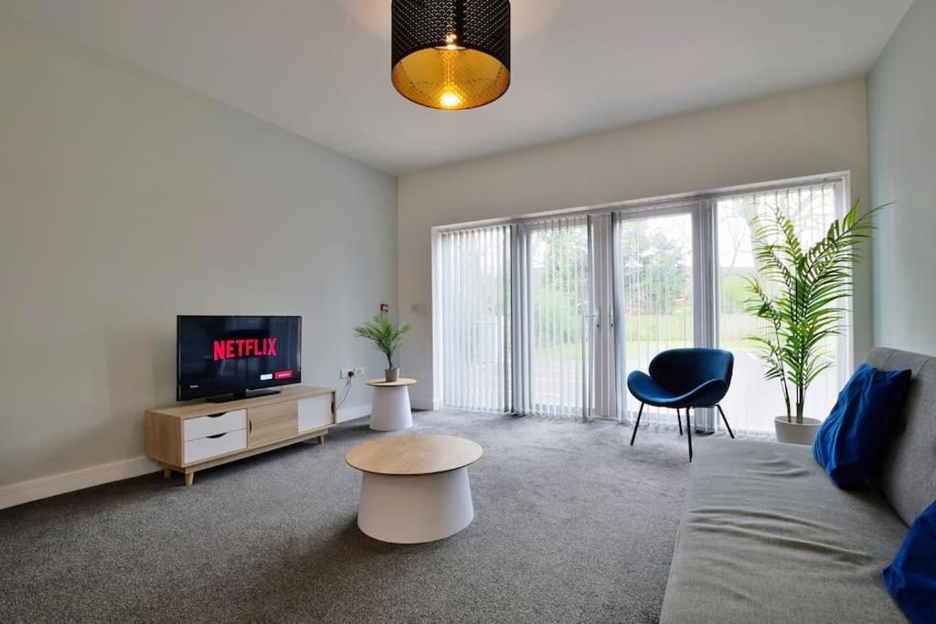 Free Parking - Spacious 2-br Close To Salford Royal Apartment *