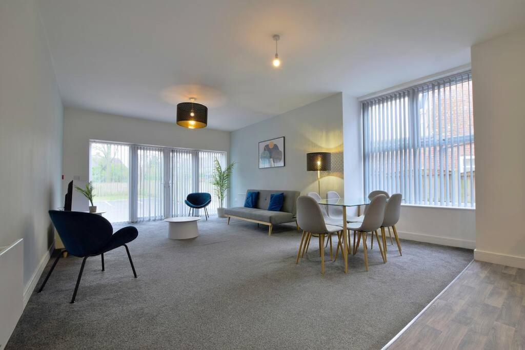 Free Parking - Spacious 2-br Close To Salford Royal * Manchester