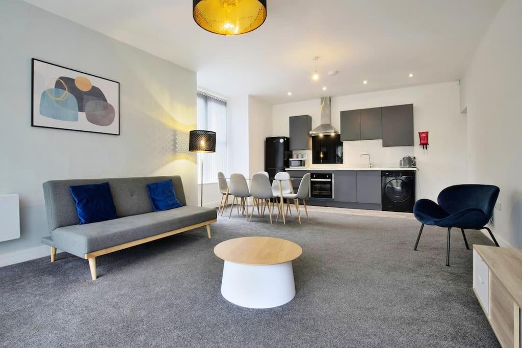 Apartment Free Parking - Spacious 2-br Close To Salford Royal *