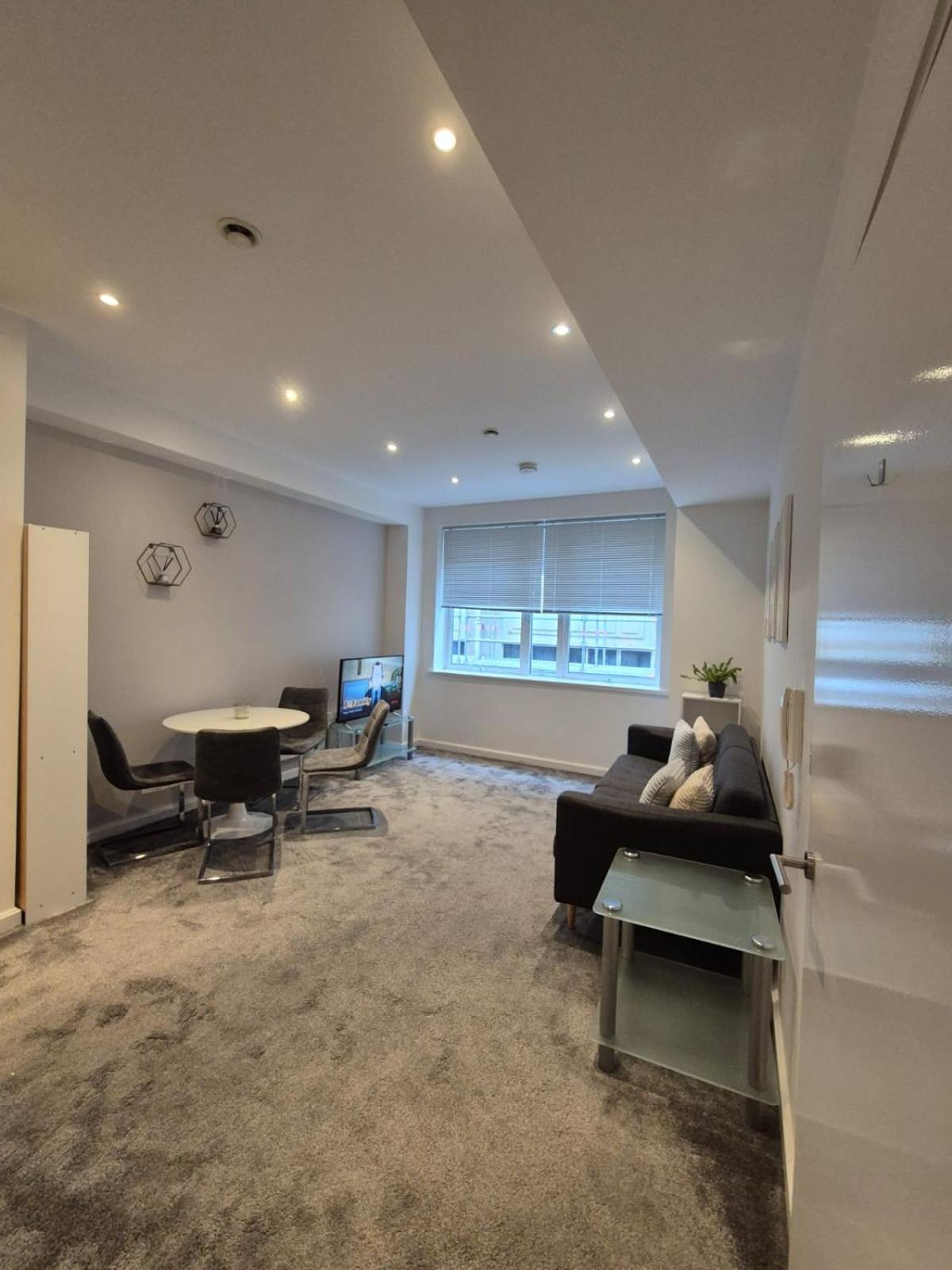 Modern 1- Bed In City Centre *