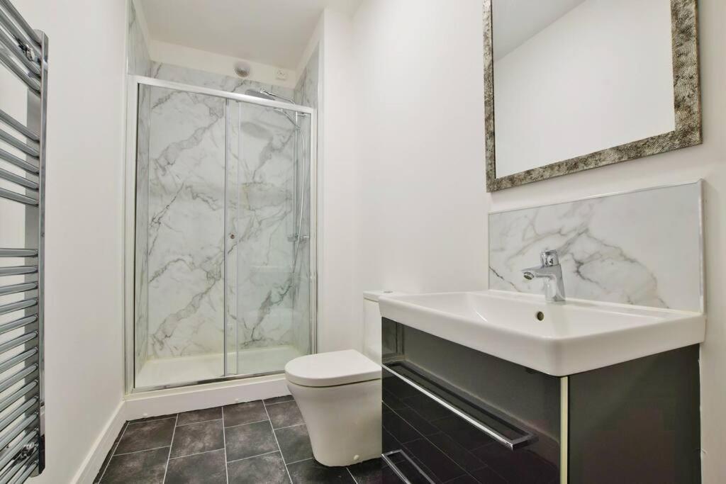 Apartment Free Parking - Spacious 2-br Close To Salford Royal