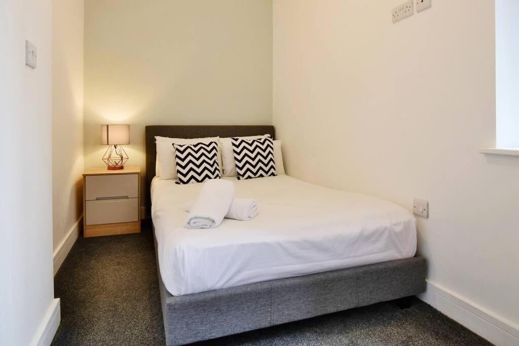 Apartment Free Parking - Spacious 2-br Close To Salford Royal *