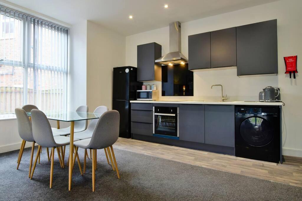 Free Parking - Spacious 2-br Close To Salford Royal * Manchester