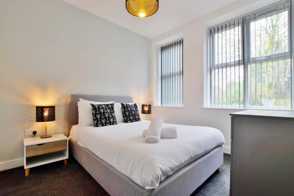Apartment Free Parking - Spacious 2-br Close To Salford Royal *