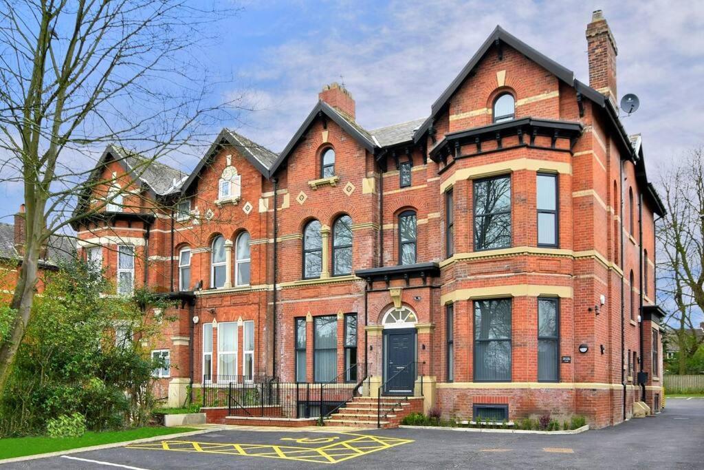 Apartment Free Parking - Spacious 2-br Close To Salford Royal *