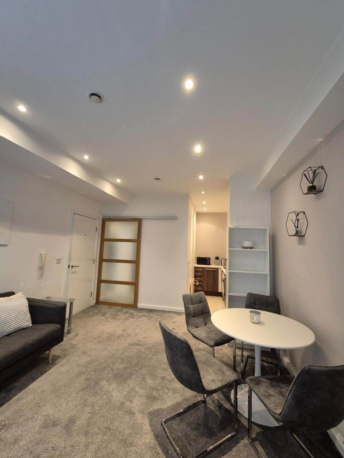 Modern 1- Bed In City Centre *