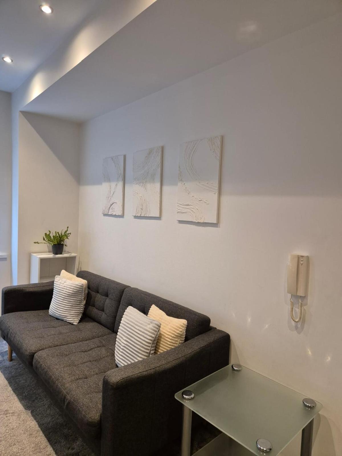 Modern 1- Bed In City Centre Apartment *