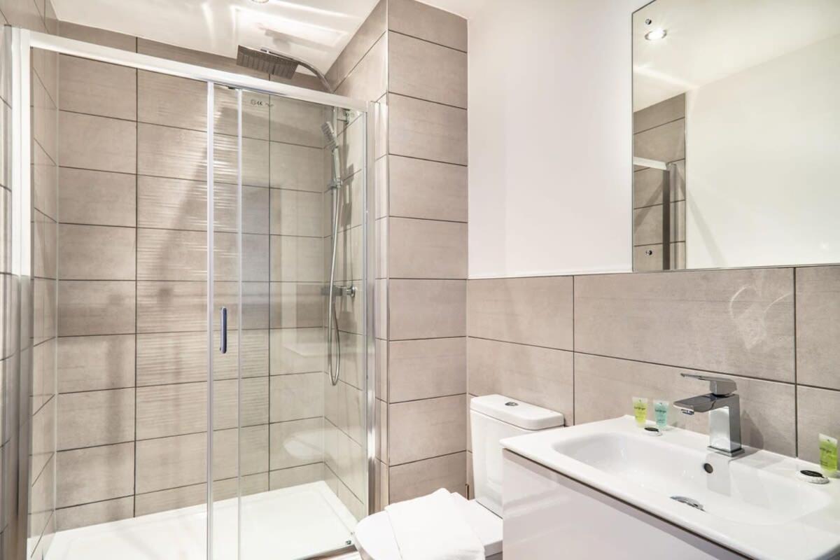 Stayzeni, Alexandra Rise Roomy 1 Bed *