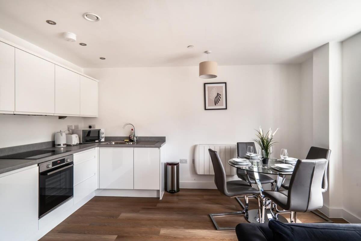 Stayzeni, Alexandra Rise Roomy 1 Bed