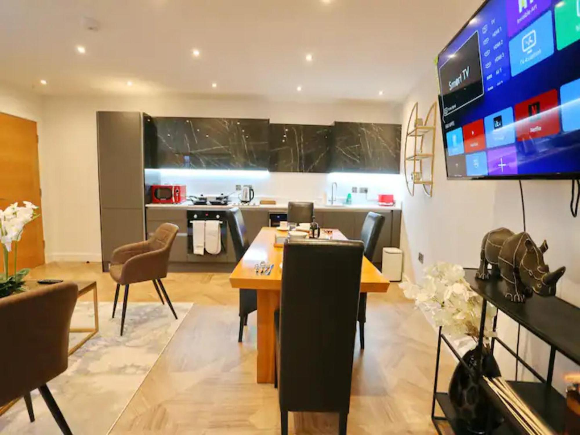 Pass The Keys Superking Bed Penthouse Perfect For Couples Apartment *