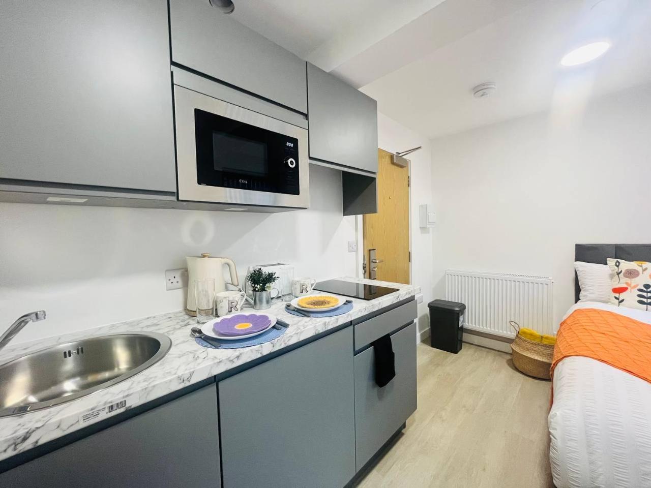 Artistic Studio In Stretford Apartment *