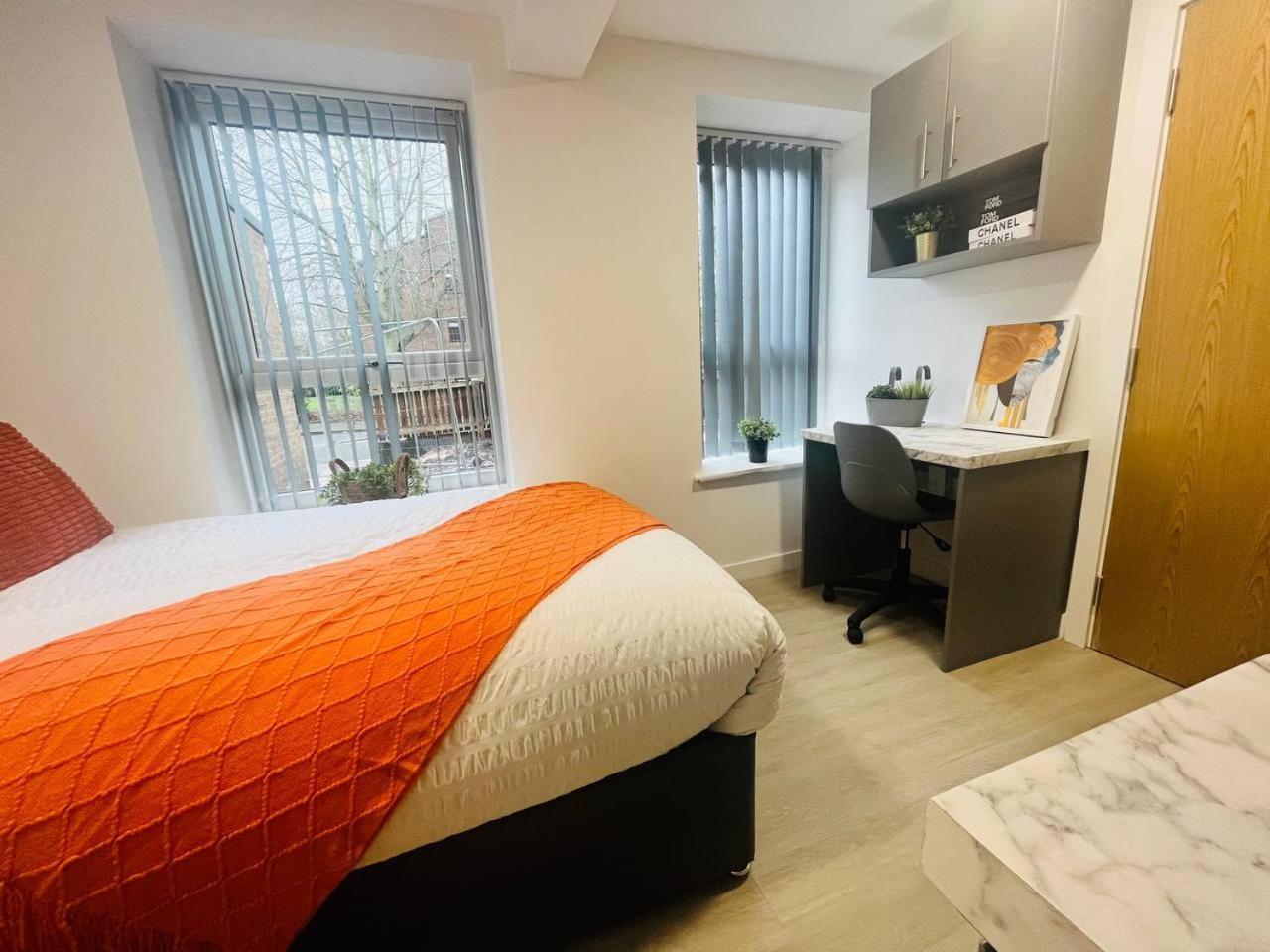 Artistic Studio In Stretford Apartment *