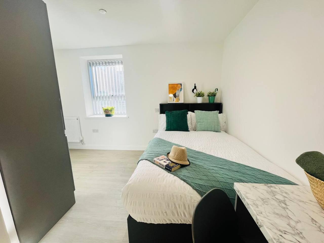 Apartment Stretford Sanctuary: Stylish Studio *
