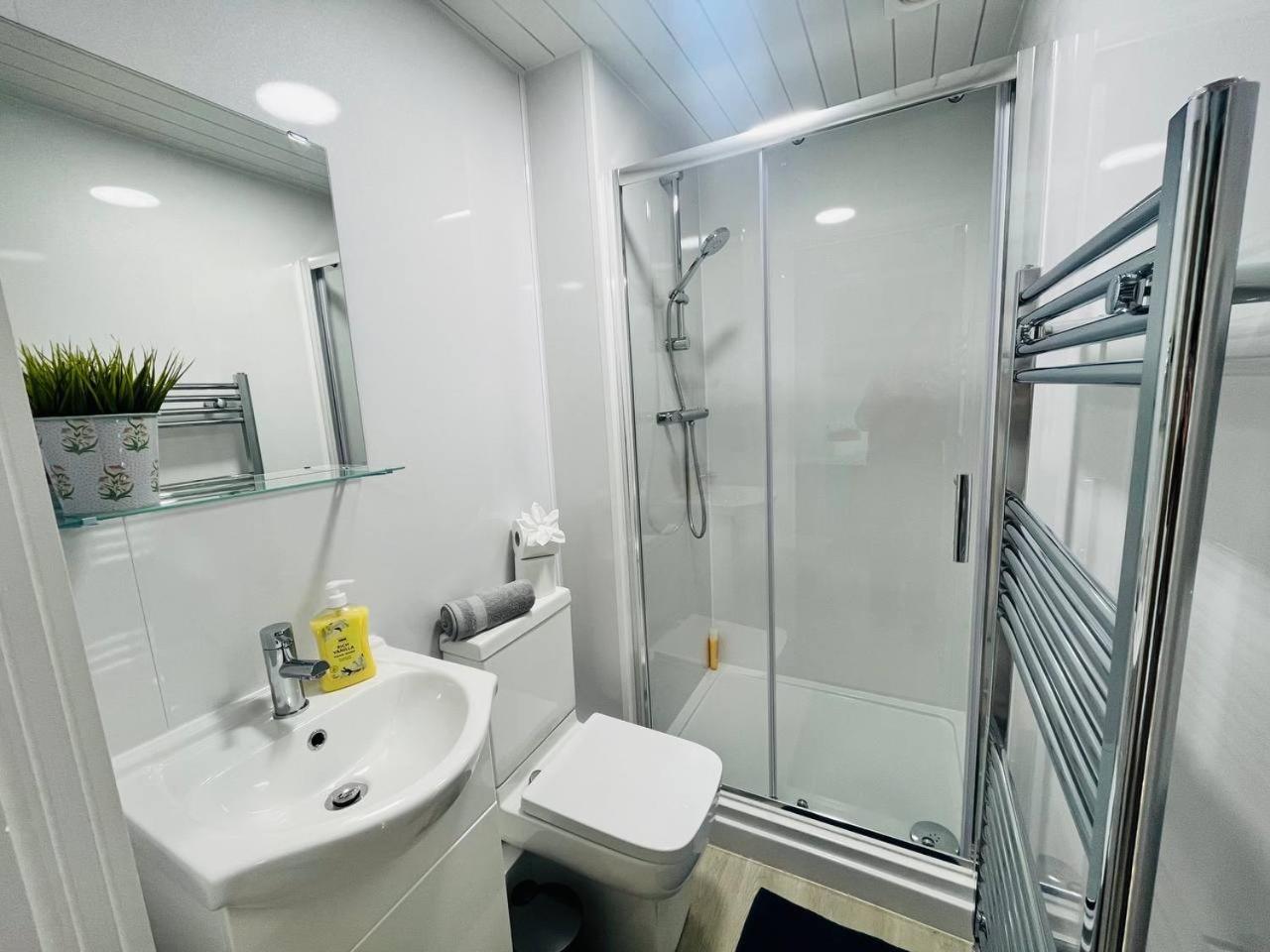 Stretford Sanctuary: Stylish Studio Apartment