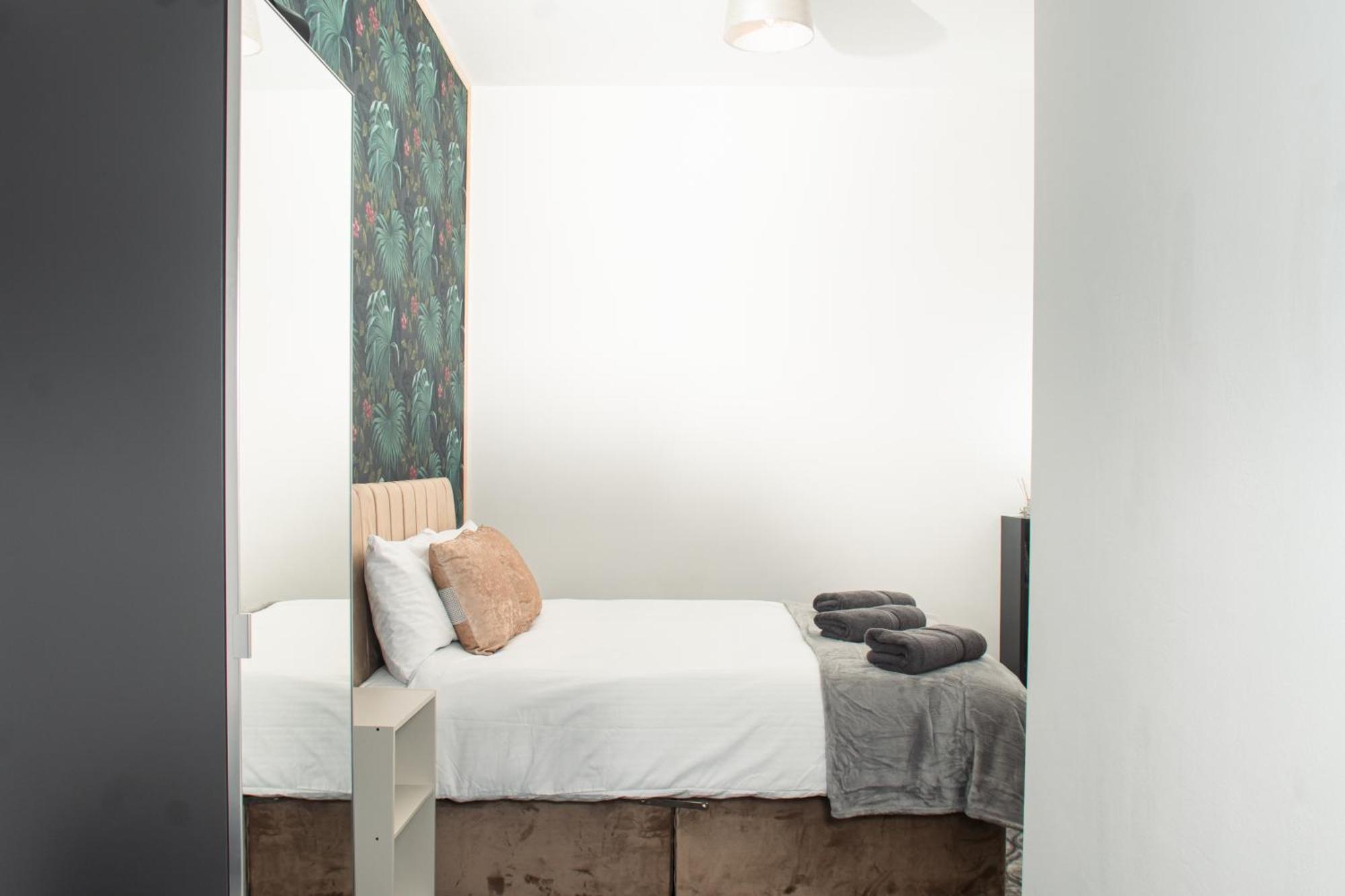 Bright And Stylish - 2 Bedroom - Free Parking, Transit Links, Close To Stadiums Apartment