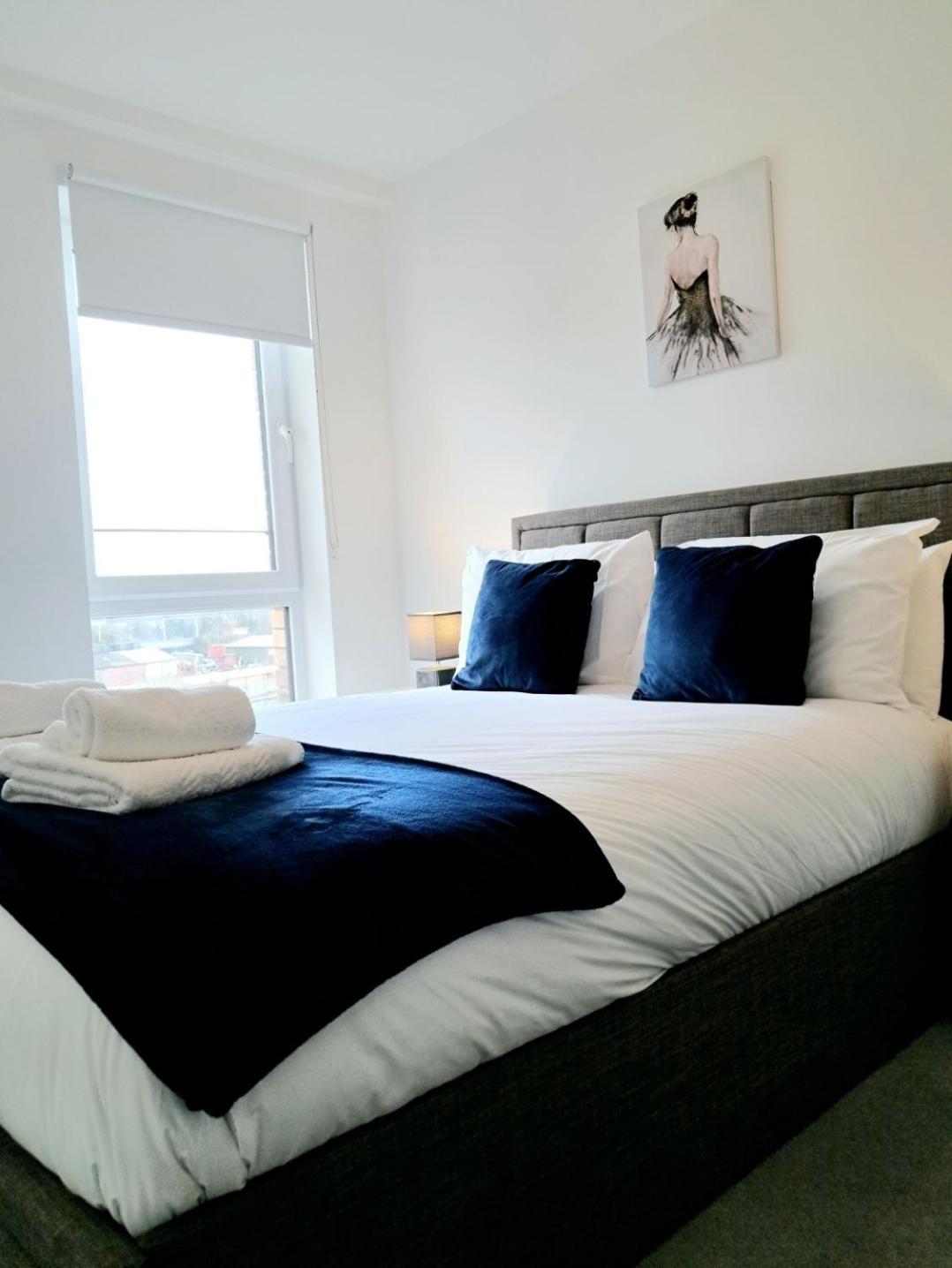 Balcony, Waterfront, En-suite, Roof Terrace, Yogo Exercise Studio, City Views Salford Apartment Manchester