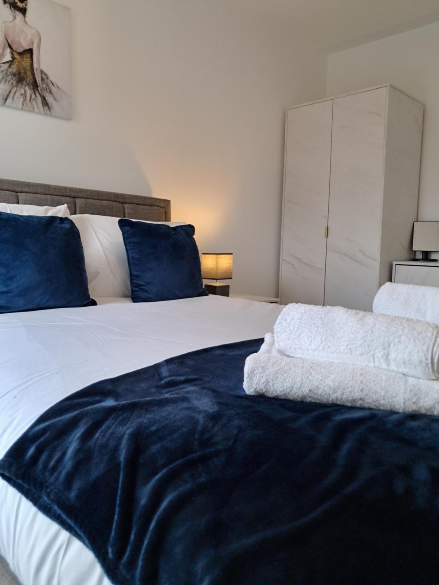 Balcony, Waterfront, En-suite, Roof Terrace, Yogo Exercise Studio, City Views Salford Manchester