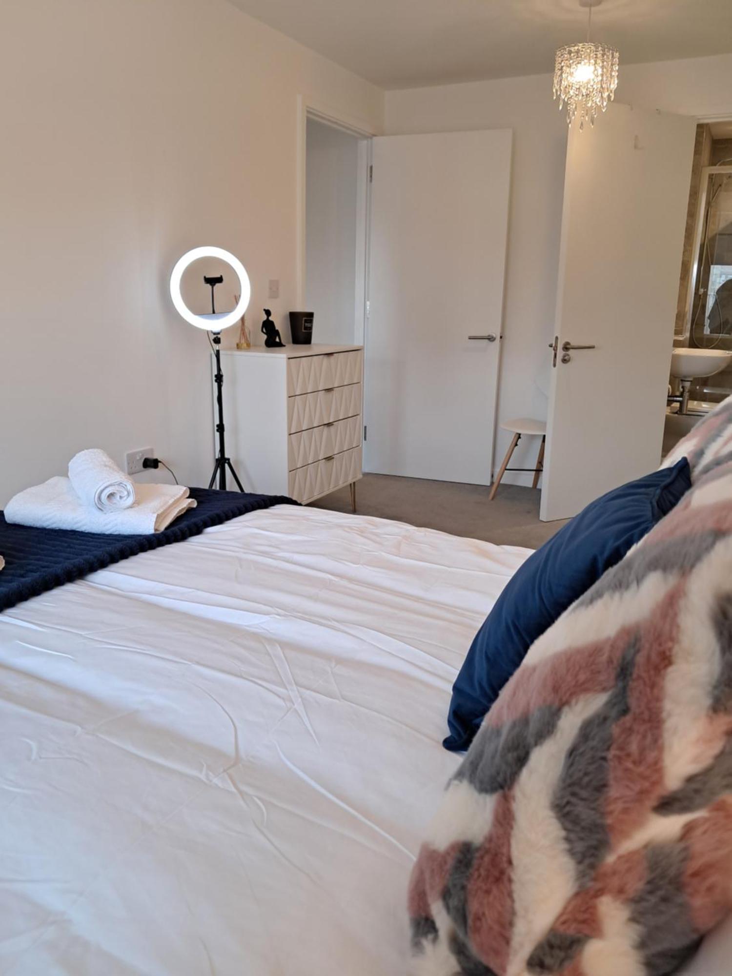 Apartment Balcony, Waterfront, En-suite, Roof Terrace, Yogo Exercise Studio, City Views Salford Manchester