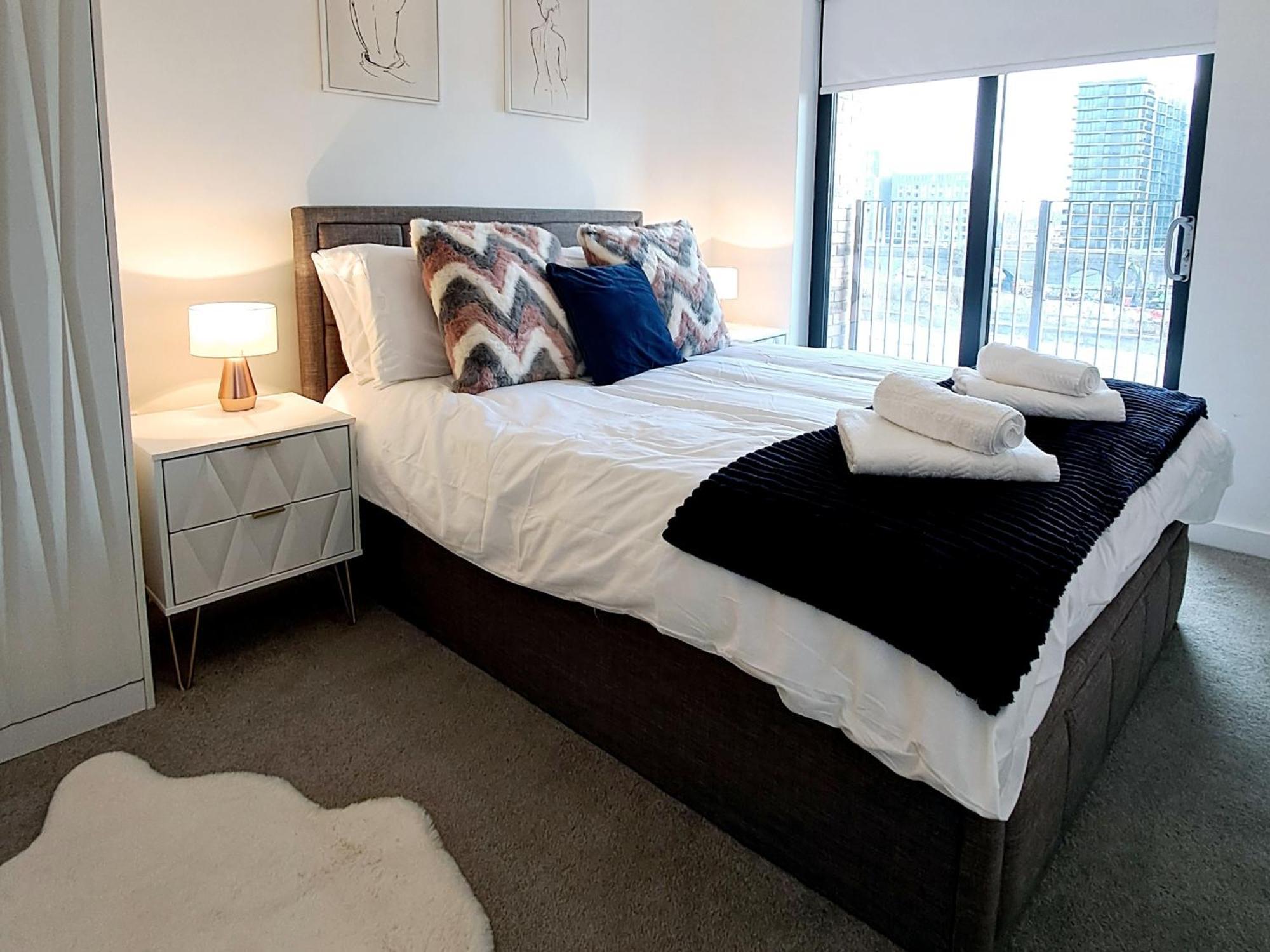 Balcony, Waterfront, En-suite, Roof Terrace, Yogo Exercise Studio, City Views Salford Apartment *