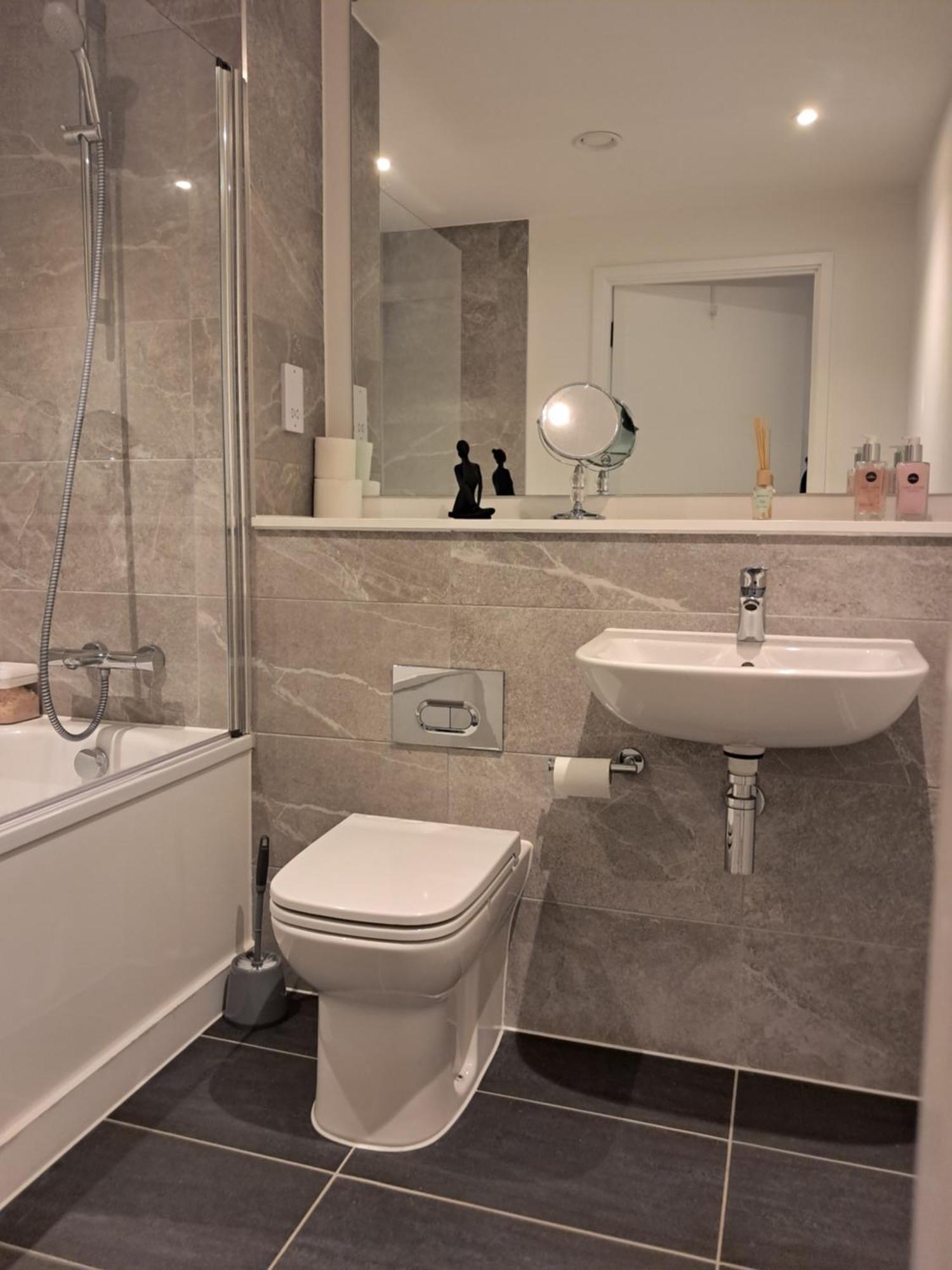 Apartment Balcony, Waterfront, En-suite, Roof Terrace, Yogo Exercise Studio, City Views Salford *