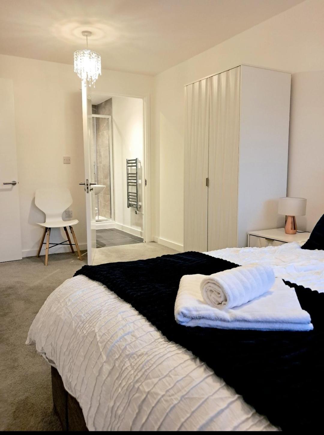 Balcony, Waterfront, En-suite, Roof Terrace, Yogo Exercise Studio, City Views Salford Apartment *