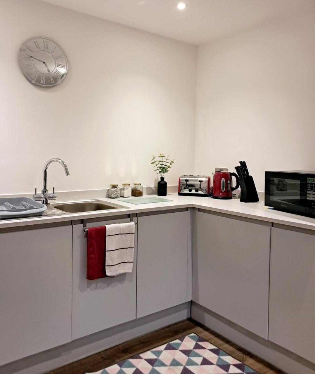 Apartment Balcony, Waterfront, En-suite, Roof Terrace, Yogo Exercise Studio, City Views Salford