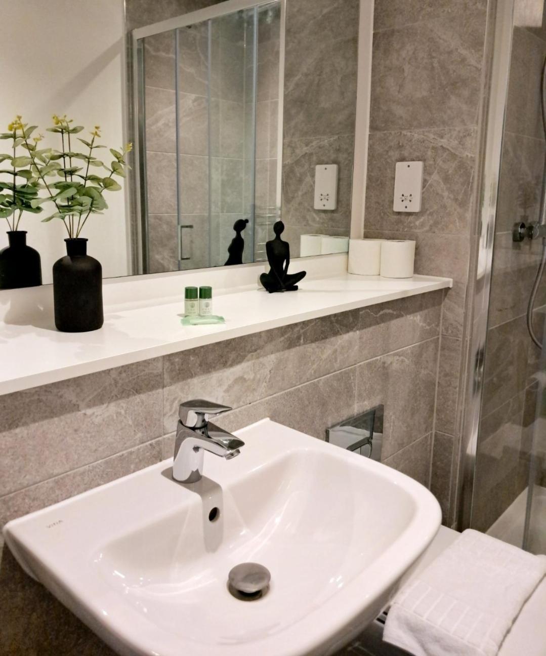 Balcony, Waterfront, En-suite, Roof Terrace, Yogo Exercise Studio, City Views Salford