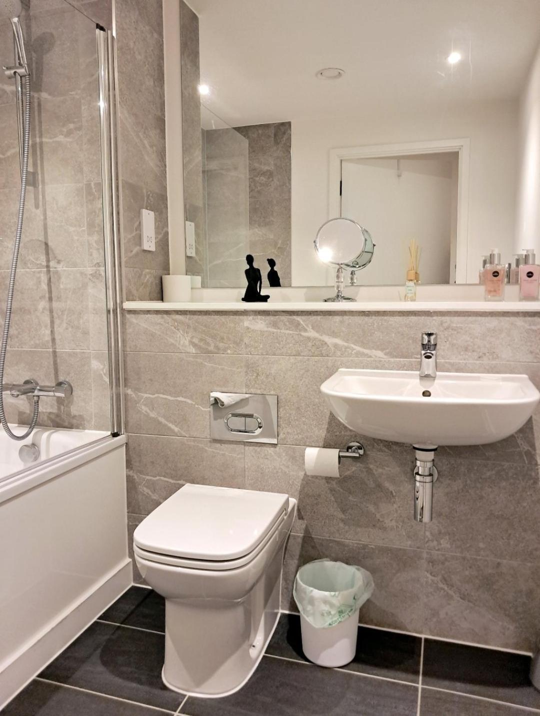 Balcony, Waterfront, En-suite, Roof Terrace, Yogo Exercise Studio, City Views Salford