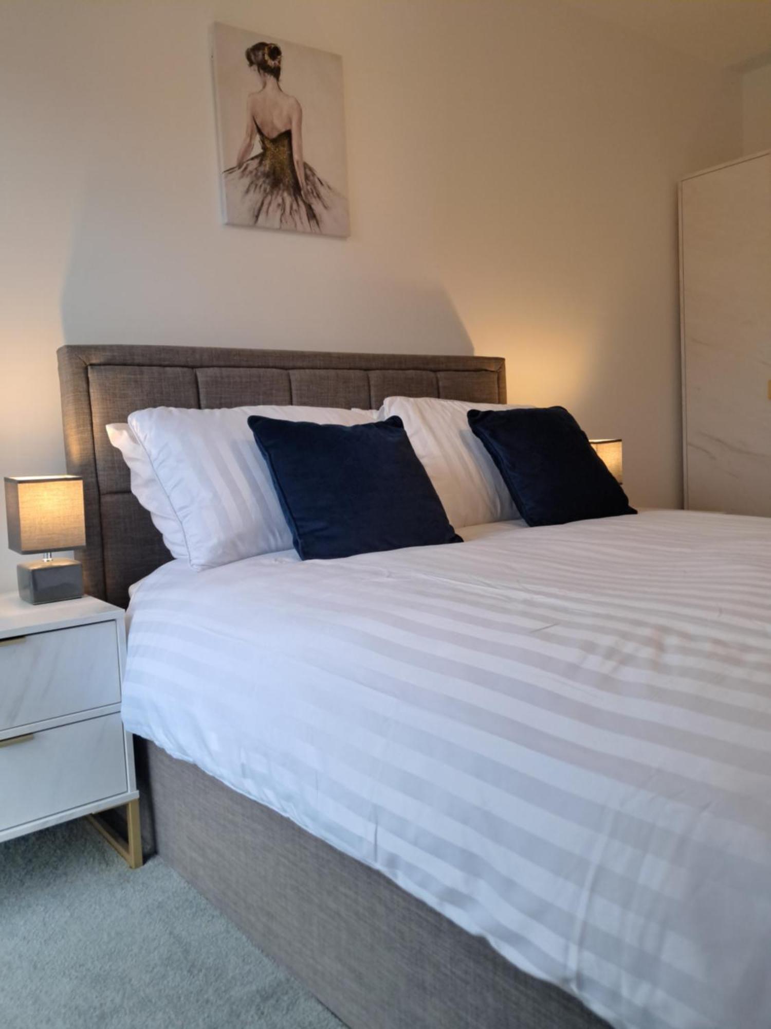 Apartment Balcony, Waterfront, En-suite, Roof Terrace, Yogo Exercise Studio, City Views Salford Manchester
