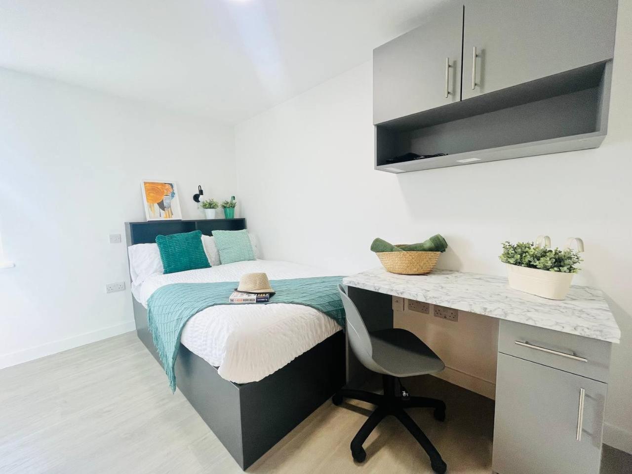 Stretford Sanctuary: Stylish Studio *