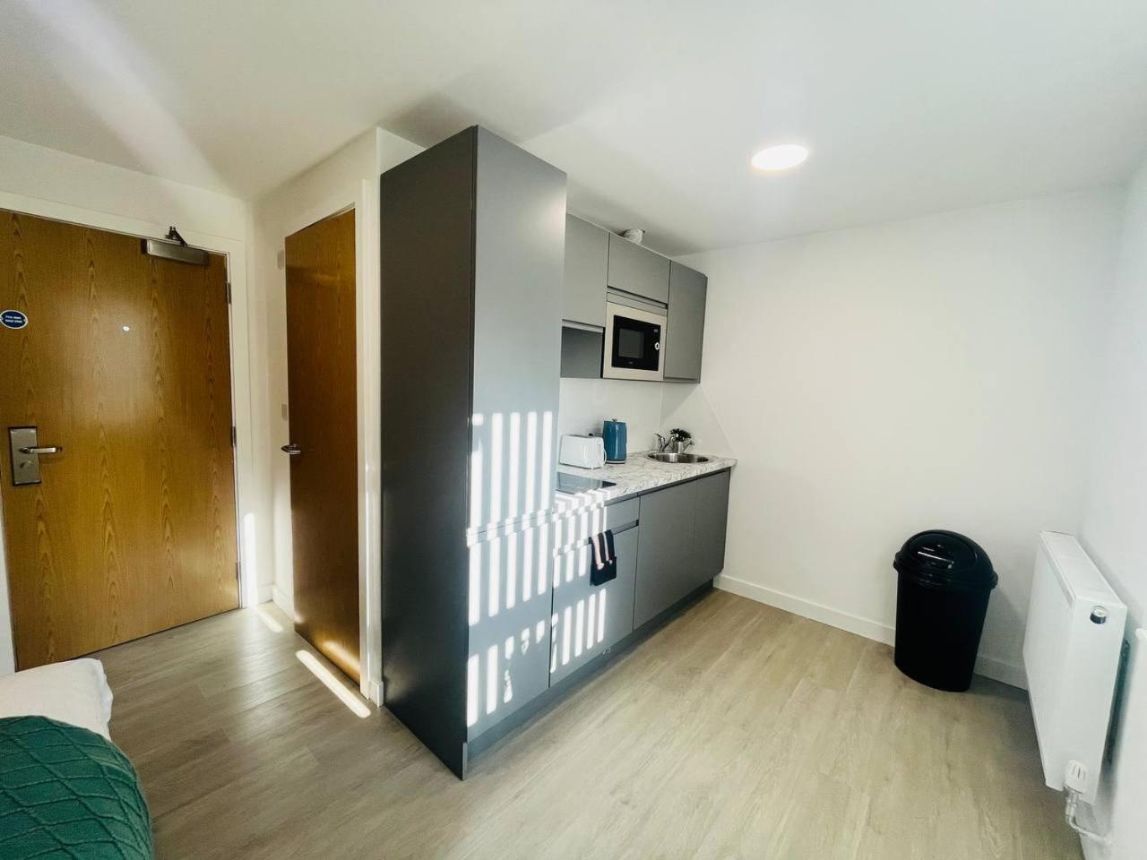 Stretford Sanctuary: Stylish Studio Apartment