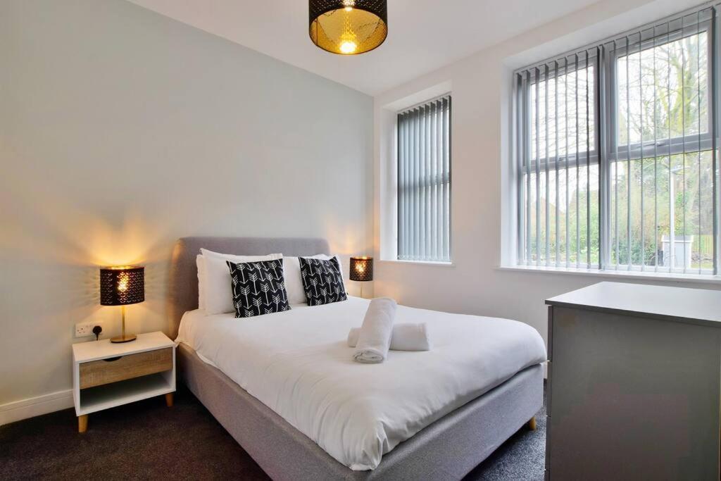 Apartment Free Parking - Spacious 2-br Close To Salford Royal *