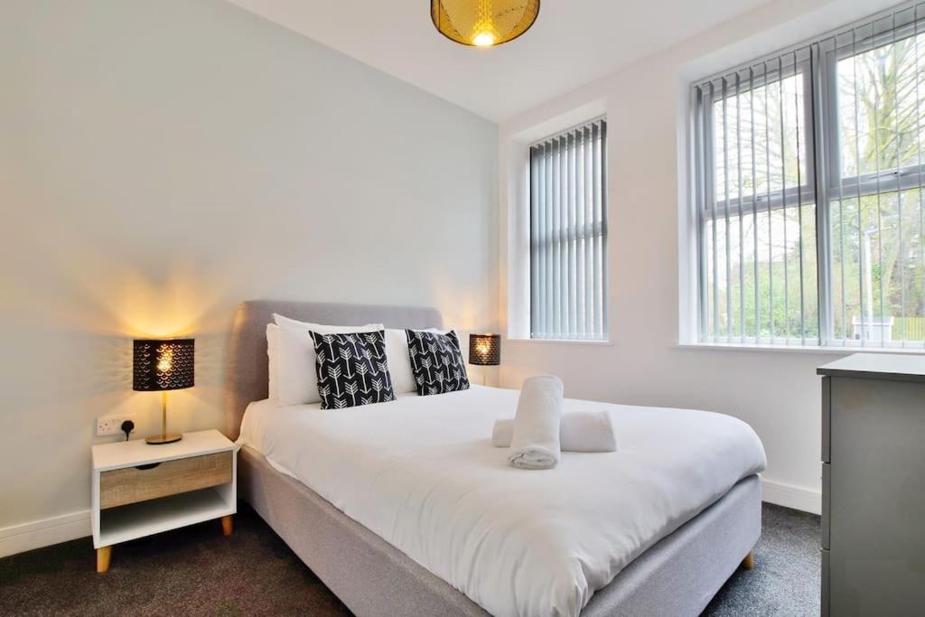 Free Parking - Spacious 2-br Close To Salford Royal Apartment
