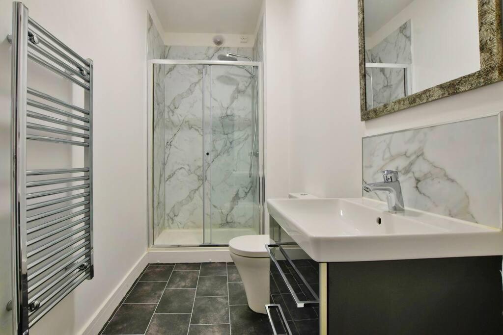 Apartment Free Parking - Spacious 2-br Close To Salford Royal *