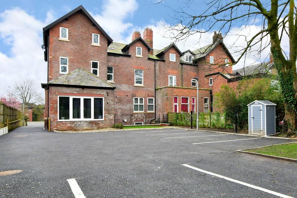 Free Parking - Spacious 2-br Close To Salford Royal Apartment Manchester