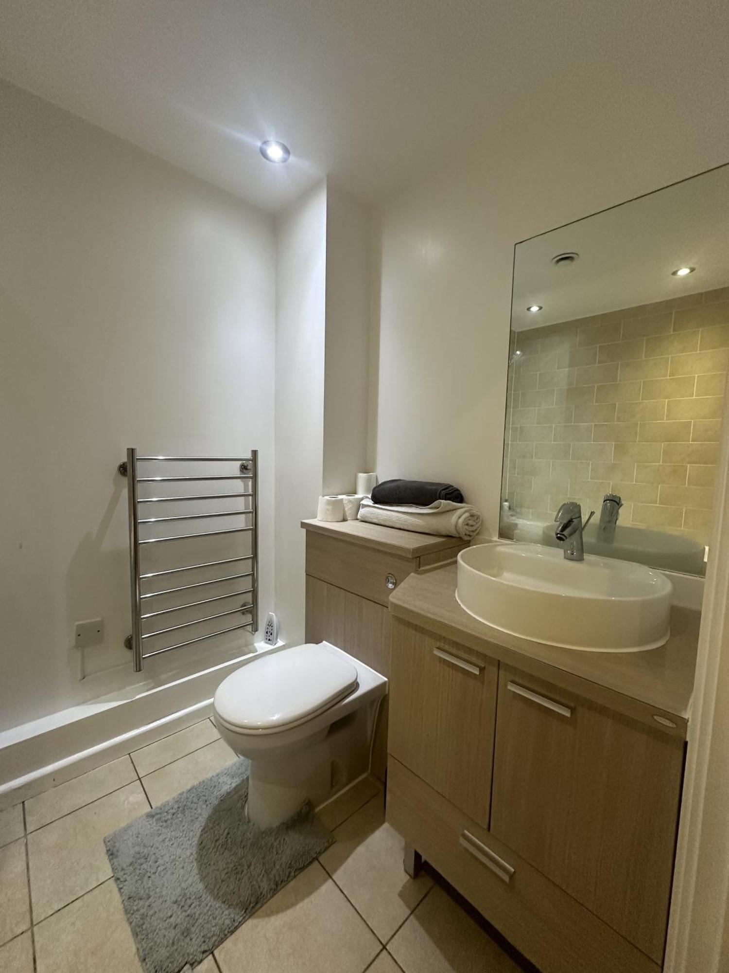 Modern 1- Bed In City Centre Apartment *
