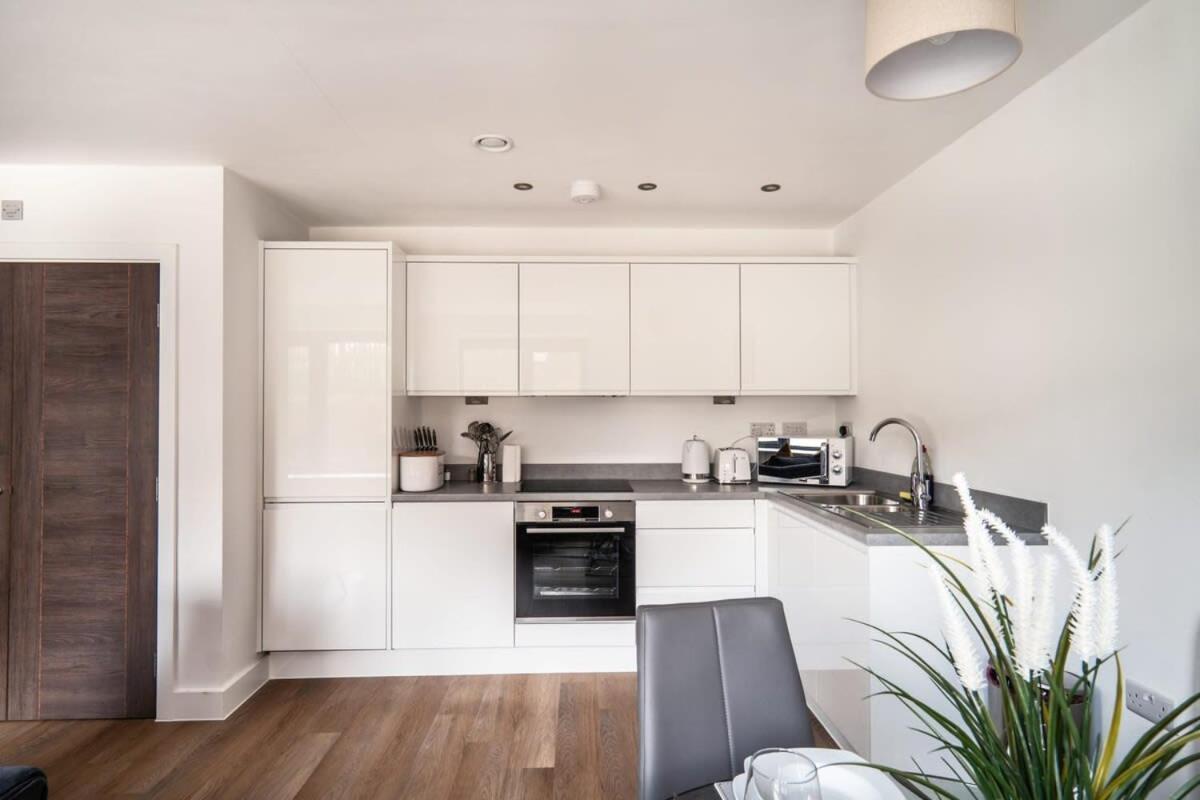 Stayzeni, Alexandra Rise Roomy 1 Bed Manchester