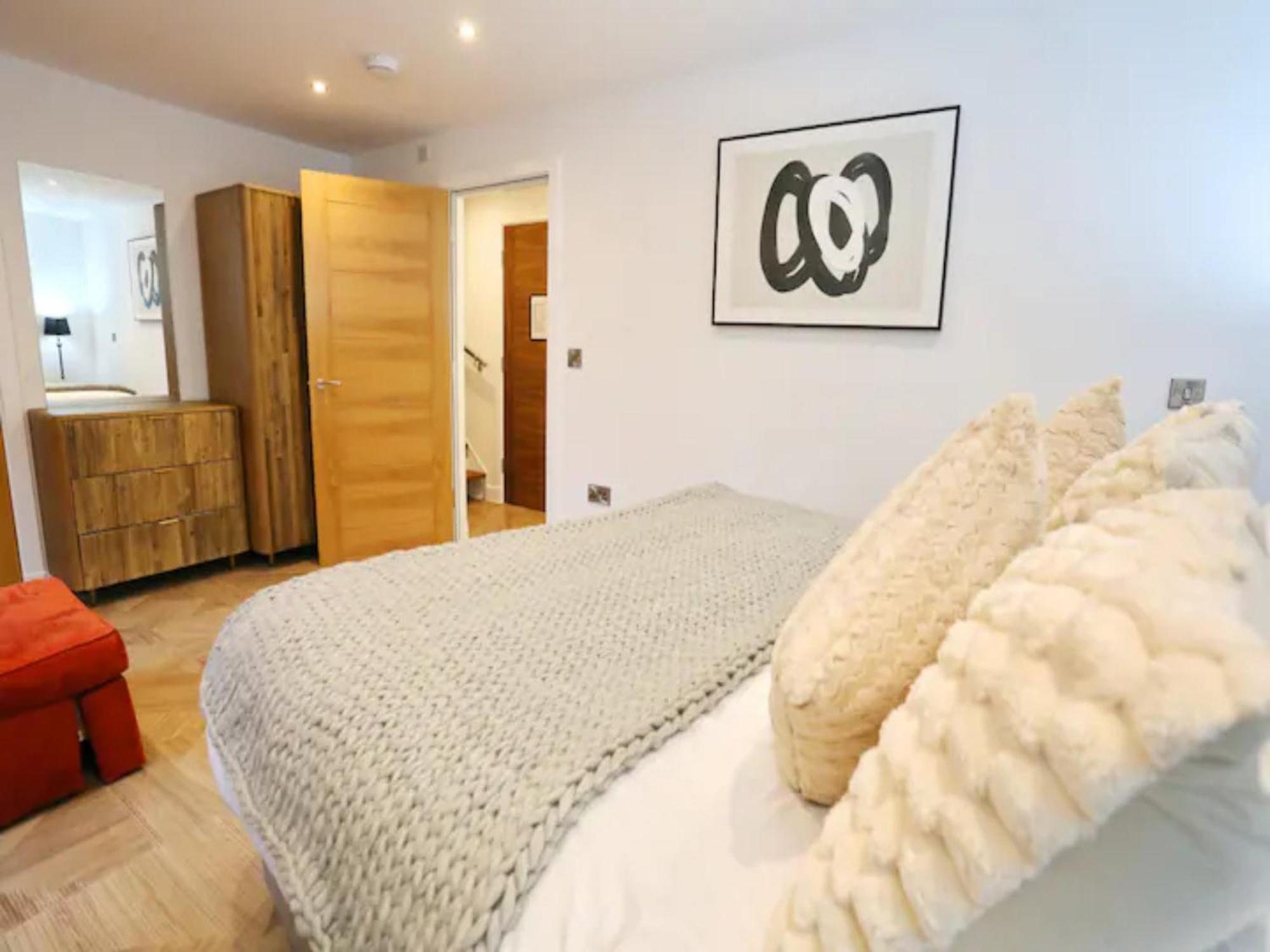Pass The Keys Superking Bed Penthouse Perfect For Couples Apartment *