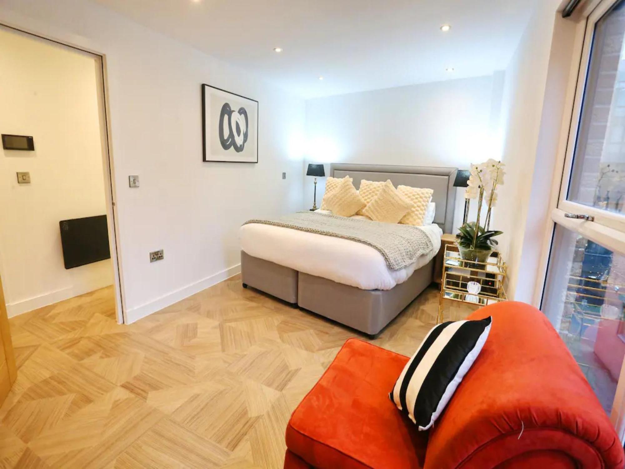 Pass The Keys Superking Bed Penthouse Perfect For Couples Apartment