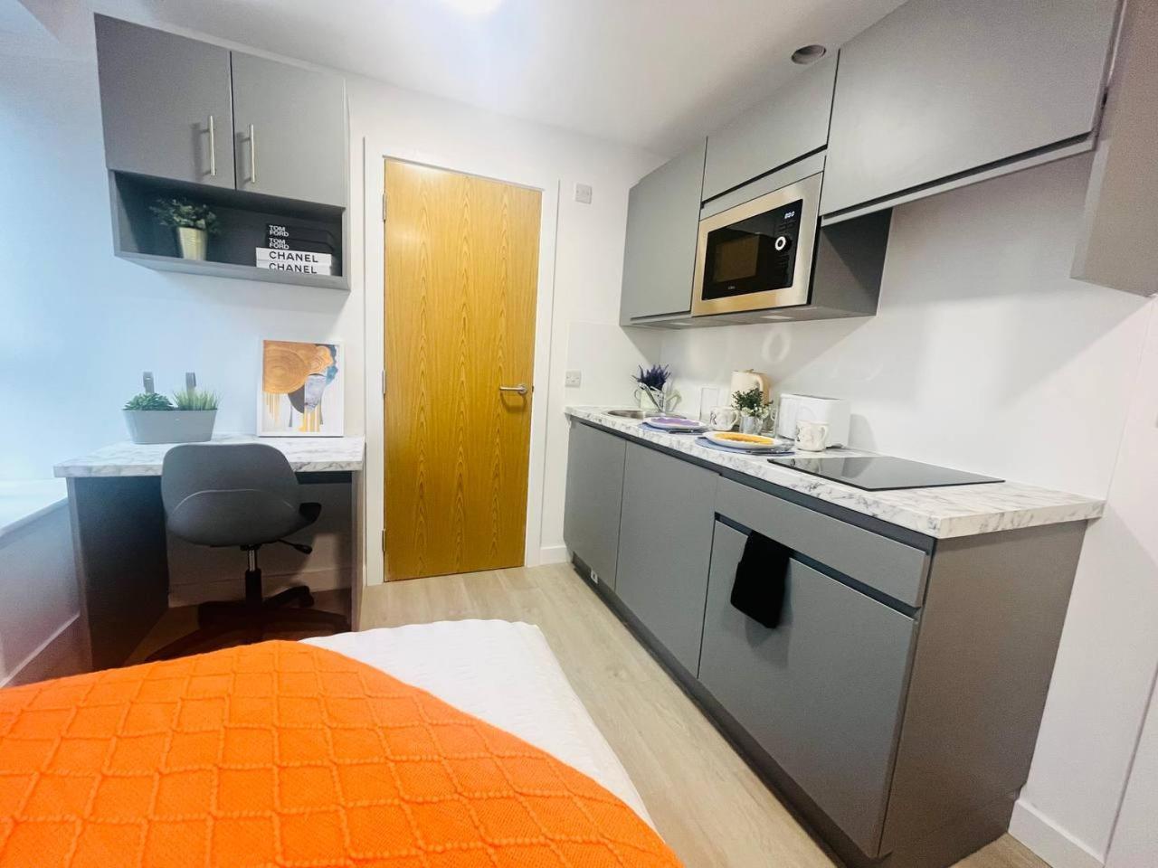 Artistic Studio In Stretford Apartment *