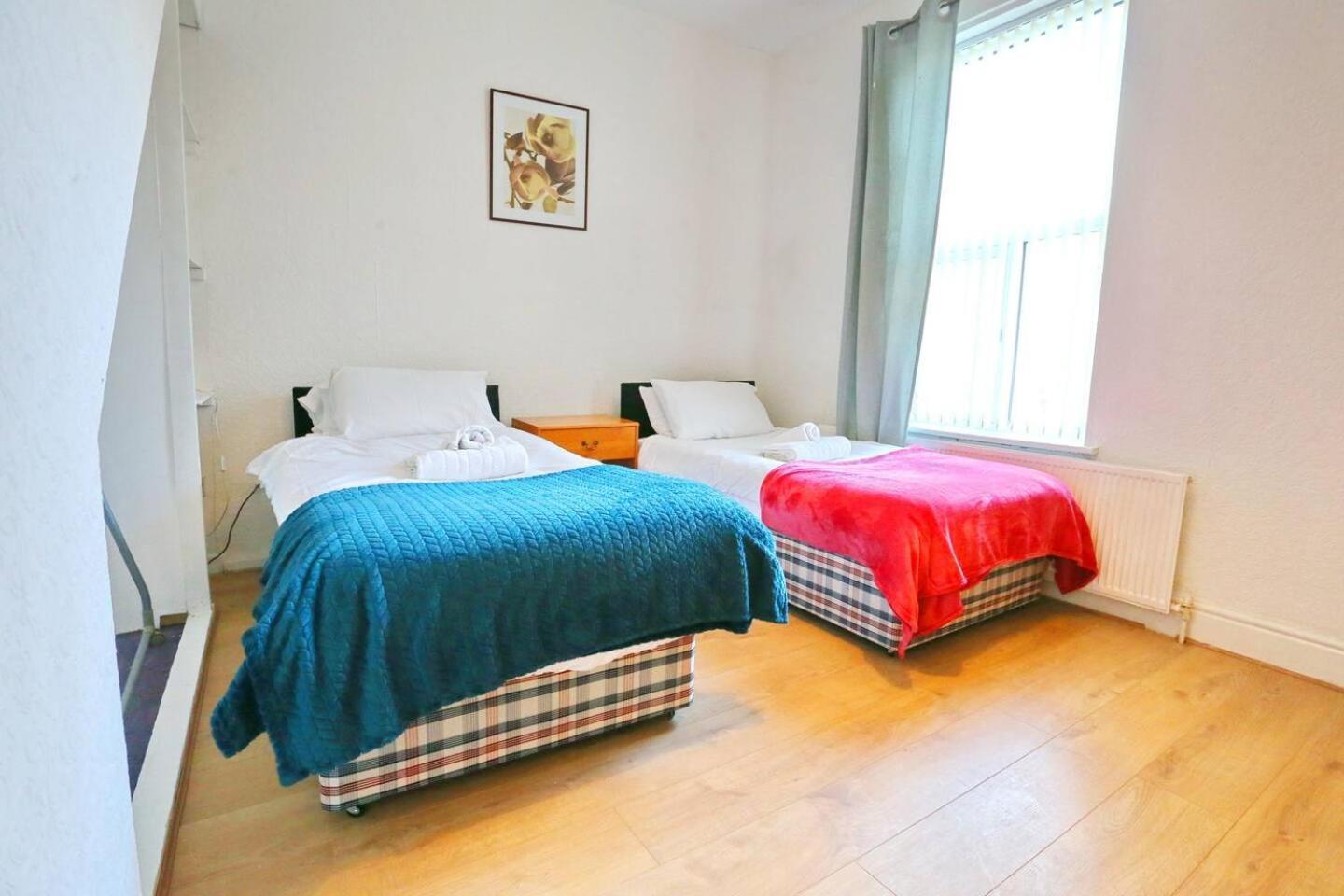 3x Parking Opposite Park Walk To Salford Uni Pass The Keys Manchester