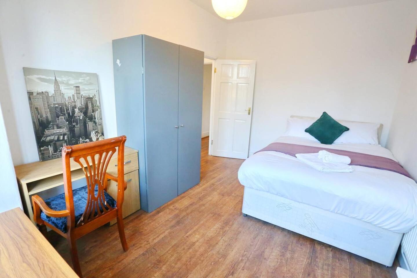 3x Parking Opposite Park Walk To Salford Uni Pass The Keys *