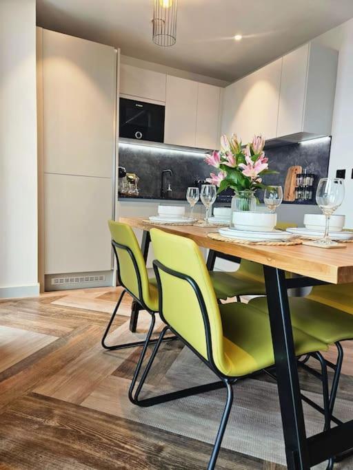 Luxury Ancoats 2br, 2 Showers - Stunning Views - Ideal For Leisure And Long Enquiries *