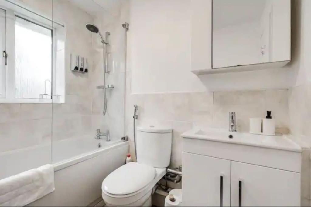 New Build House Near Trafford Centre With Drive Holiday home