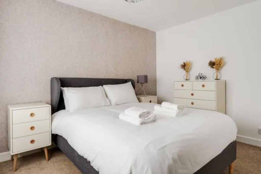 New Build House Near Trafford Centre With Drive * Manchester
