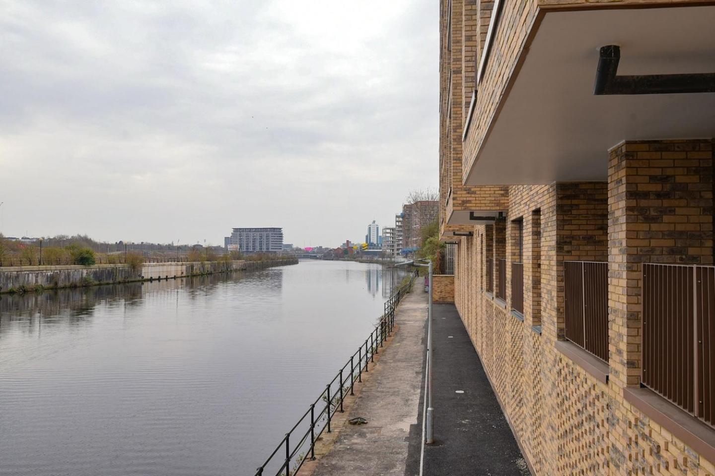 Apartment Balcony, Waterfront, En-suite, Roof Terrace, Yogo Exercise Studio, City Views Salford
