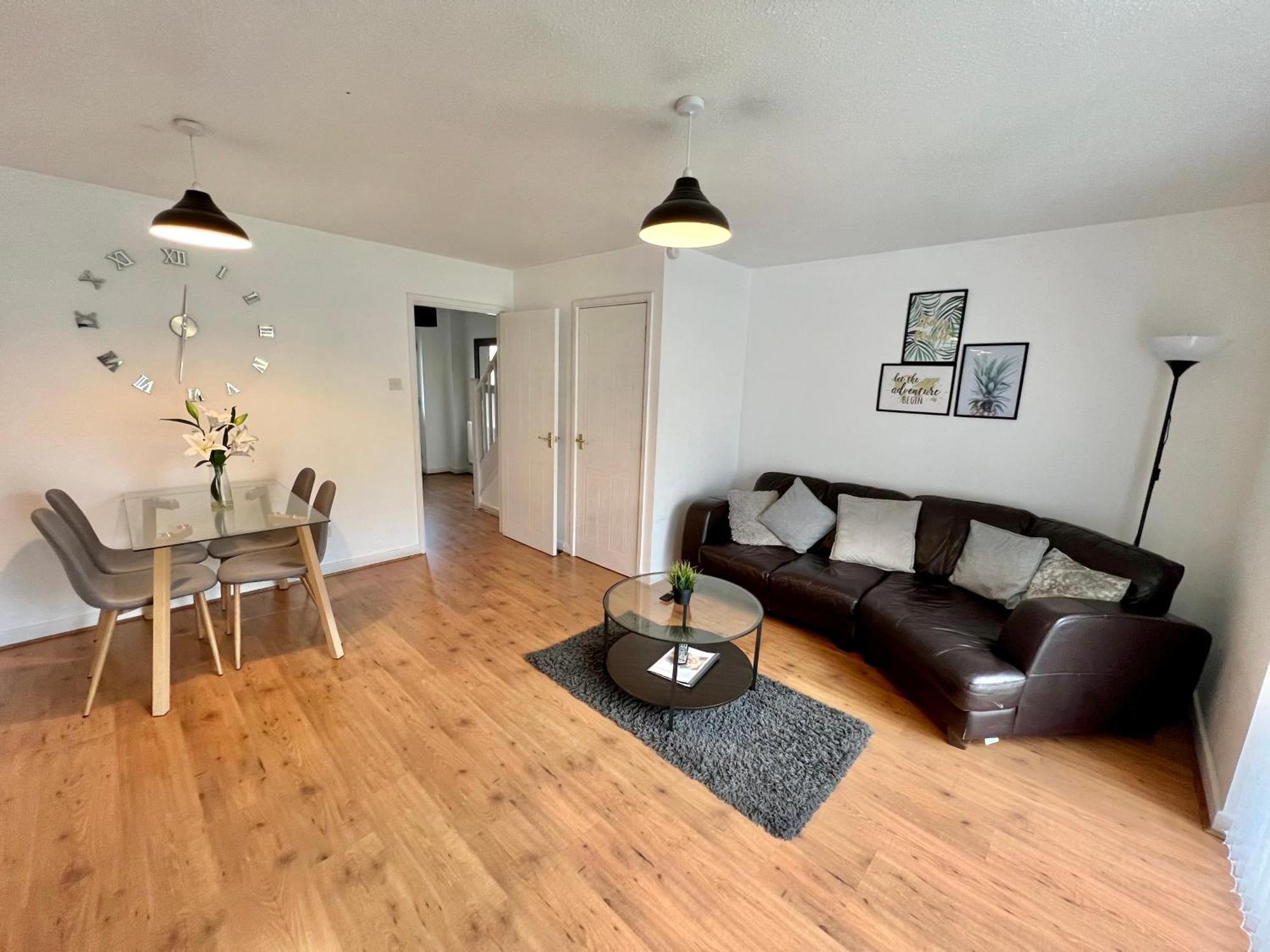 Apartment Convenient Centre 3bd With Free Parking *